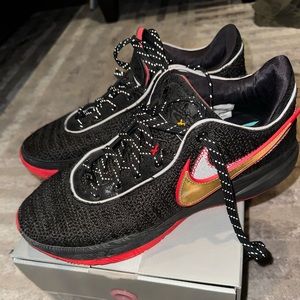 Lebron XX BLACK/UNIVERSITY RED. Size 10.5